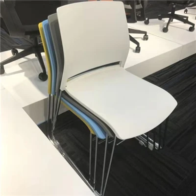 Ľahká stohovateľná školiaca stolička s tabuľou na písanie